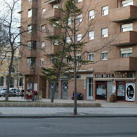 Hostal Puente De Piedra Zaragoza Bagian luar foto