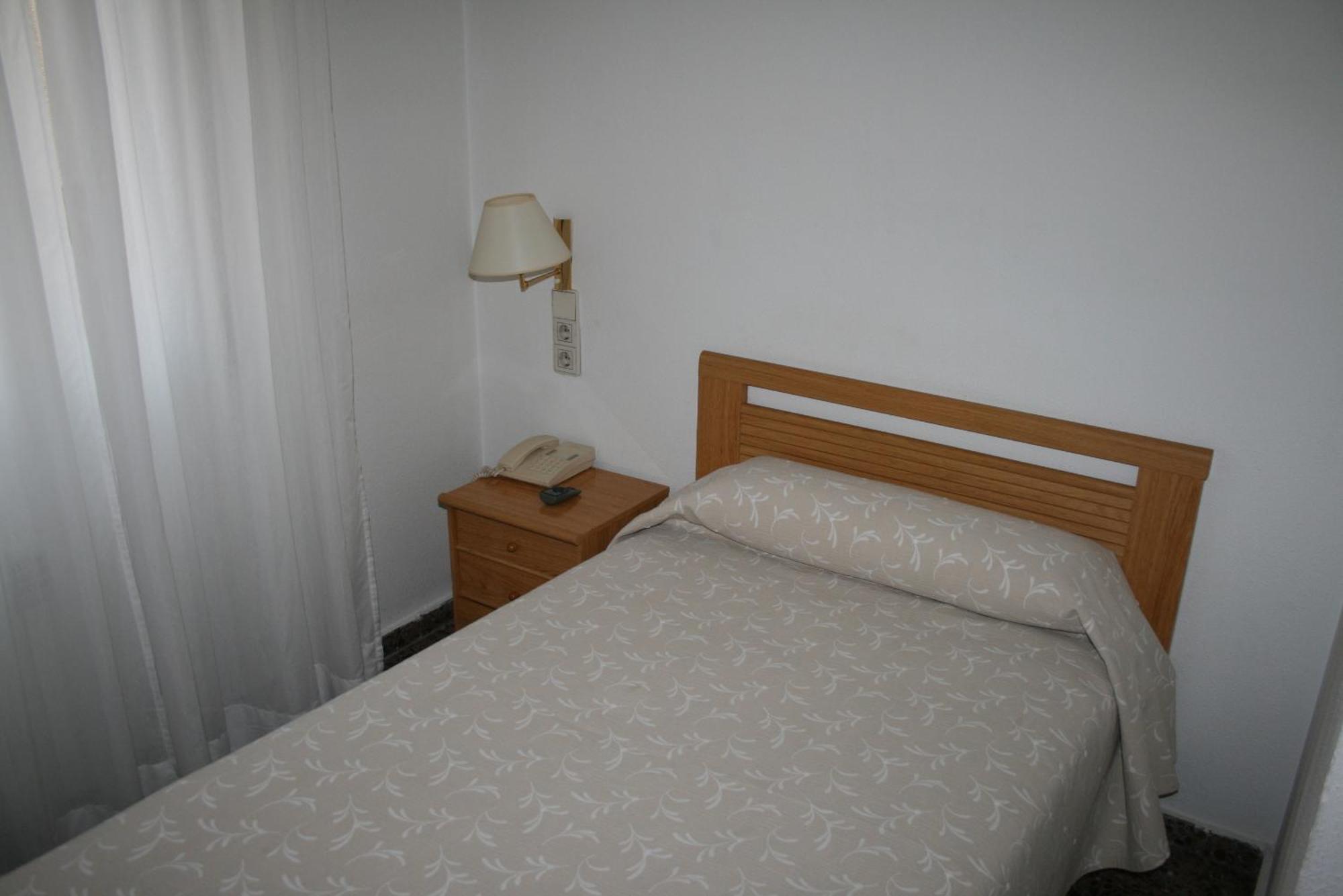 Hostal Puente De Piedra Zaragoza Ruang foto