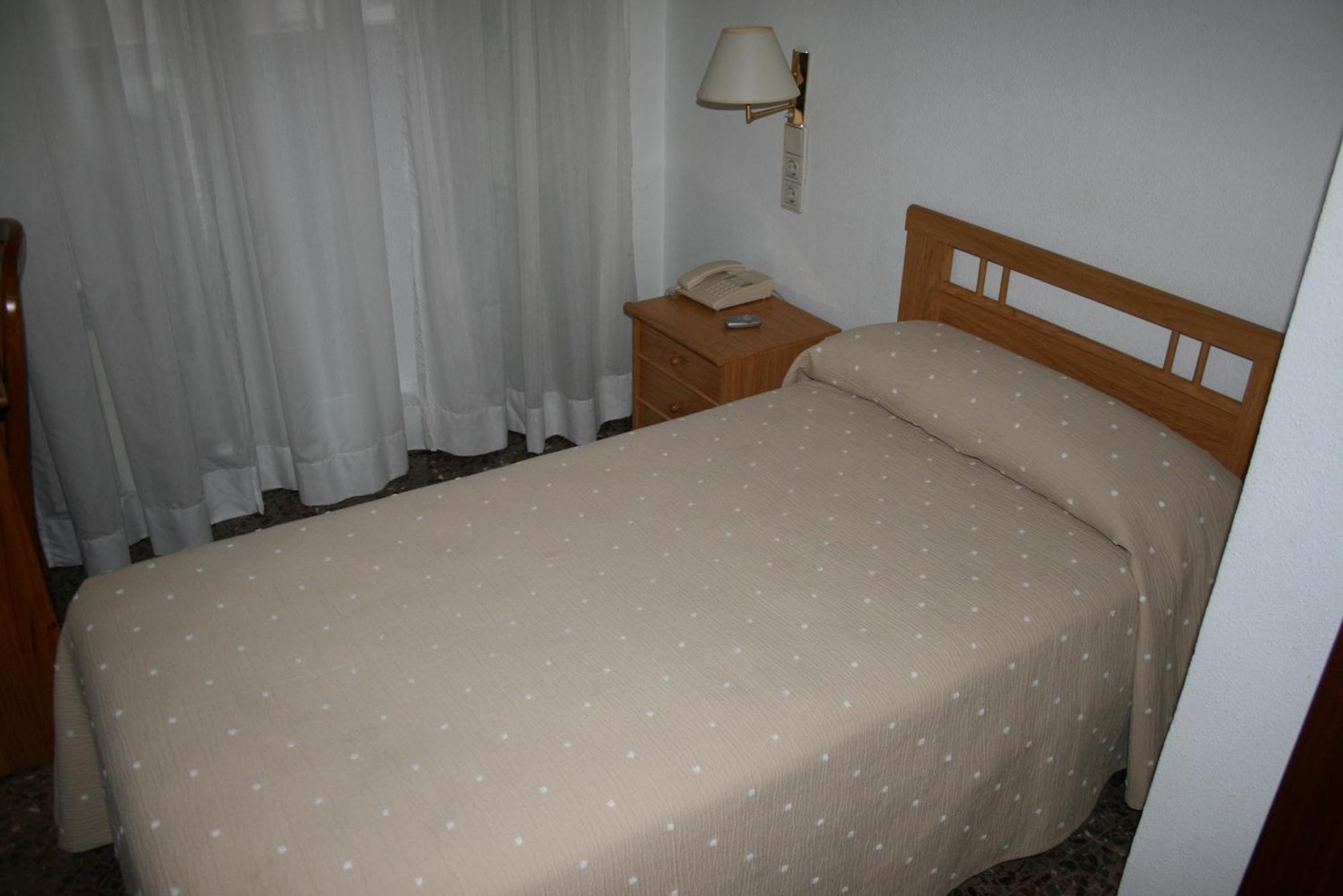 Hostal Puente De Piedra Zaragoza Ruang foto