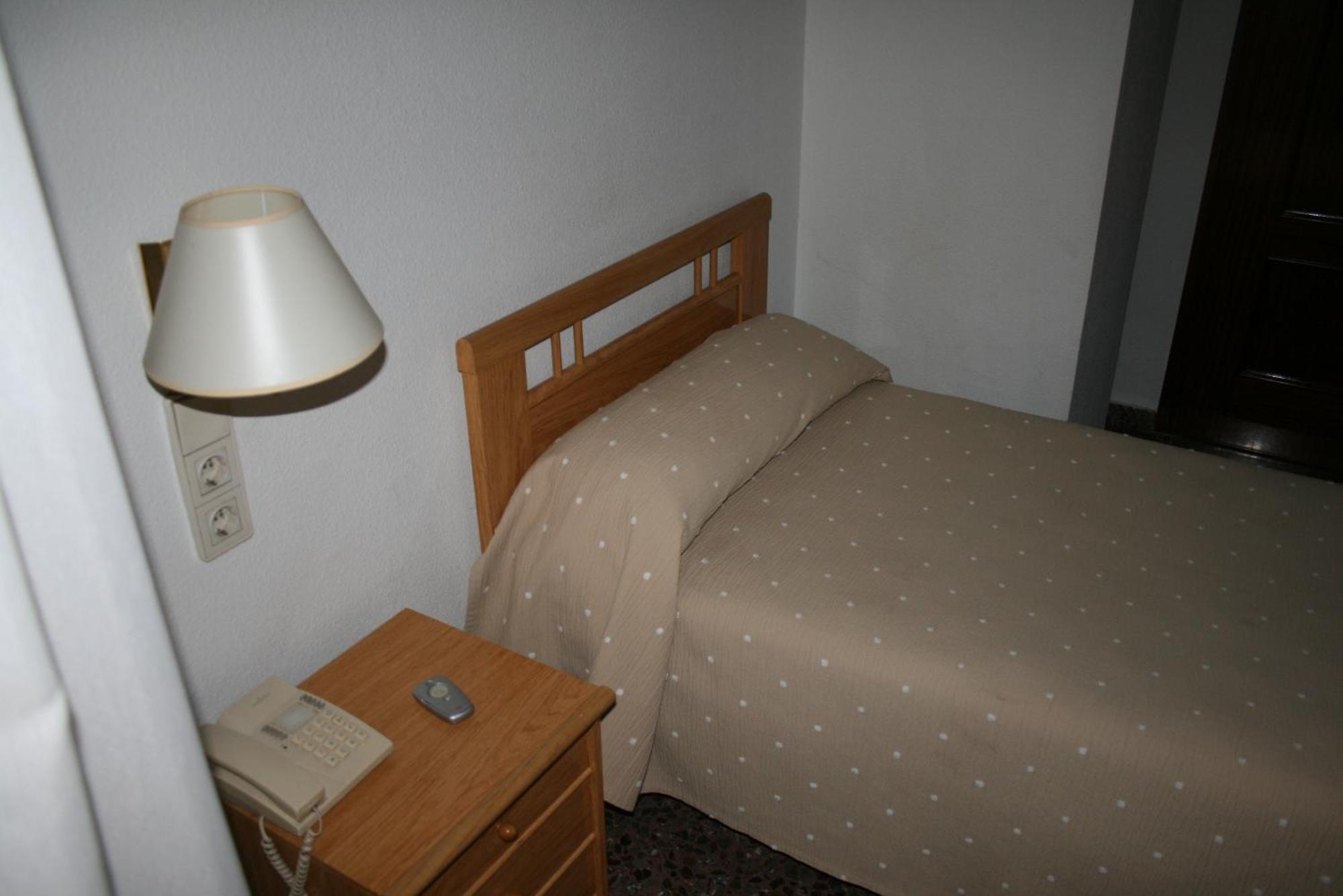 Hostal Puente De Piedra Zaragoza Ruang foto