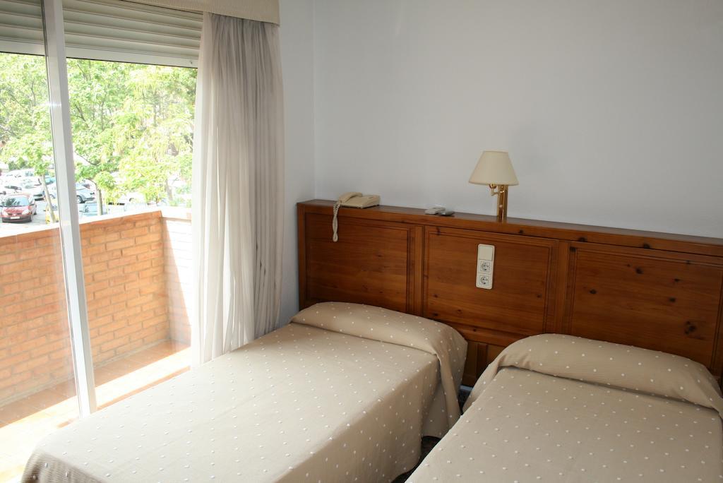 Hostal Puente De Piedra Zaragoza Ruang foto