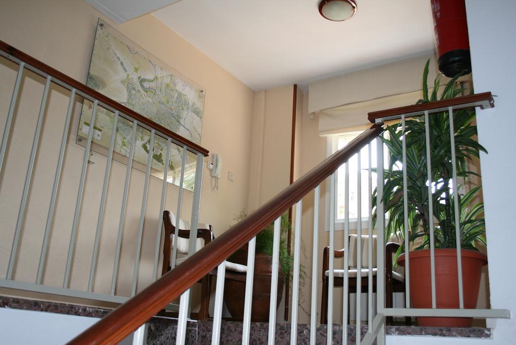 Hostal Puente De Piedra Zaragoza Bagian luar foto