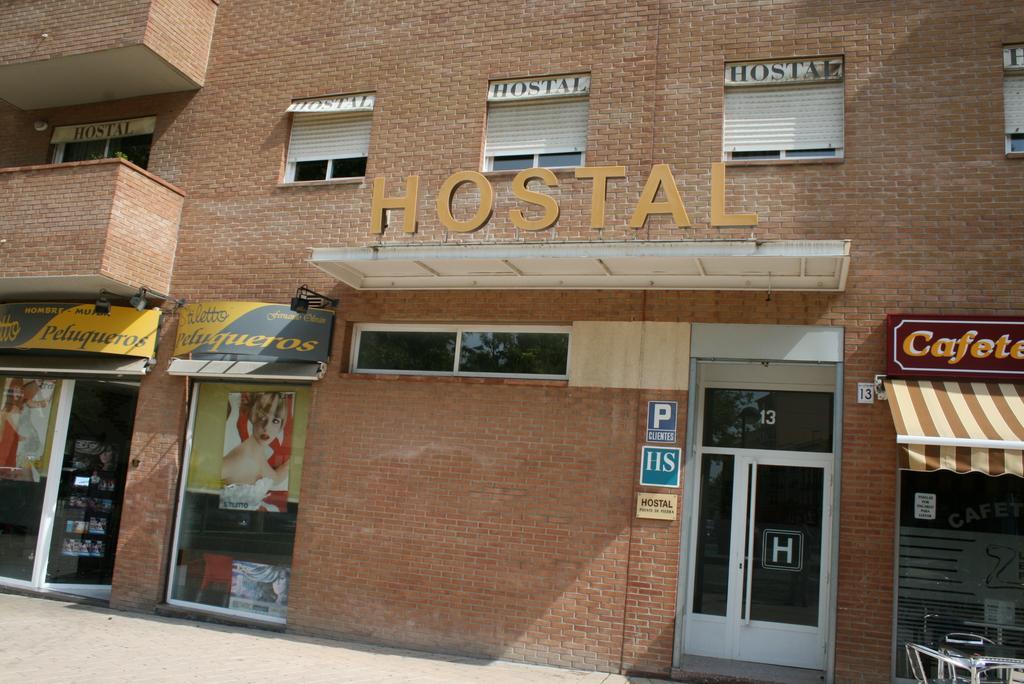 Hostal Puente De Piedra Zaragoza Bagian luar foto