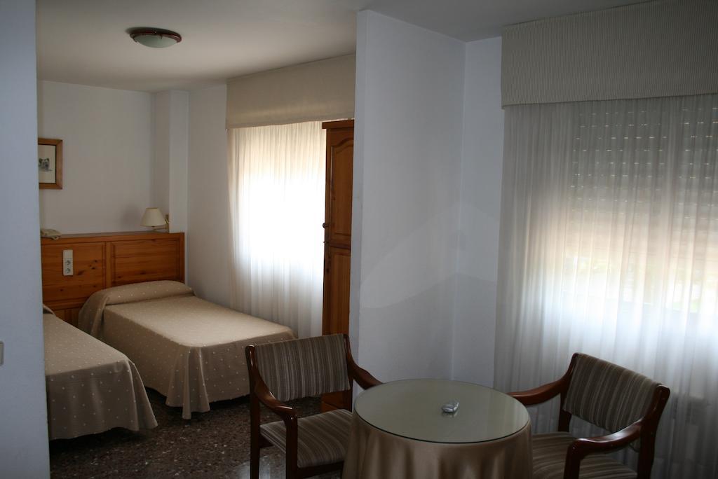 Hostal Puente De Piedra Zaragoza Ruang foto